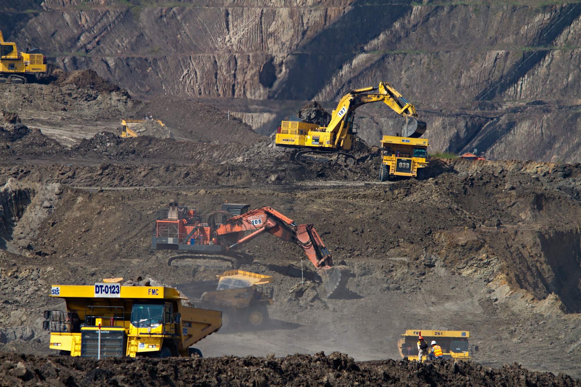 Mines et carrières — industrial handling application scenario supported by JIA CHENG forklift and OE parts supply for overseas B2B buyers.